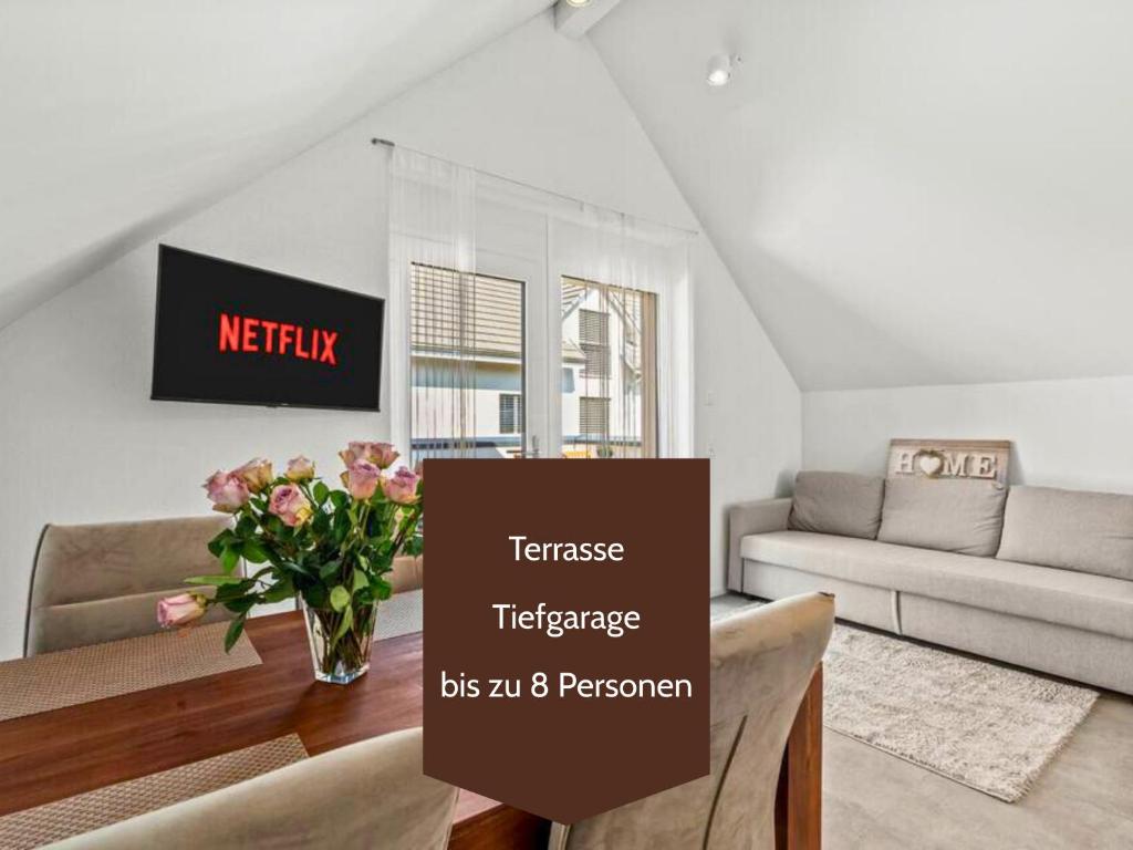 TV a/nebo společenská místnost v ubytování Ferienhausträume-Bodensee Bergstrassen Apartments