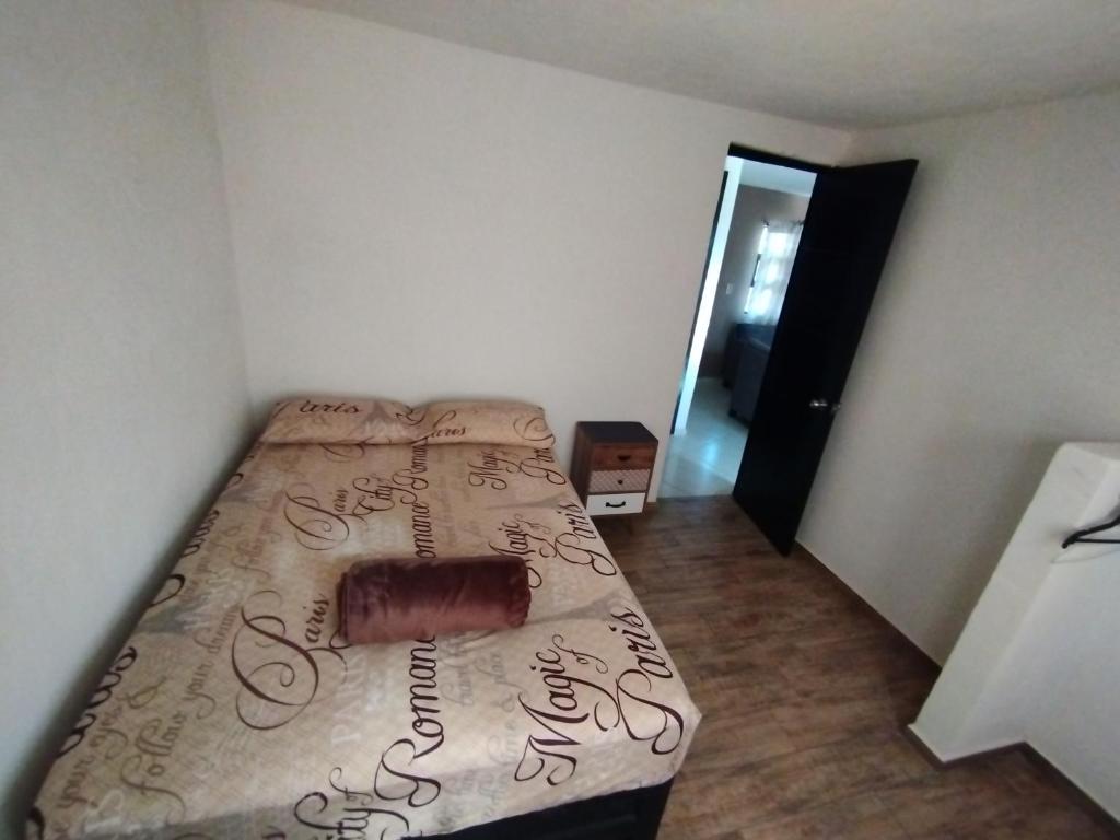 Una cama o camas en una habitación de Jacarandas