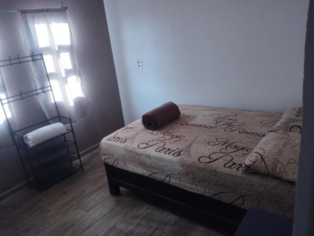 Una cama o camas en una habitación de Jacarandas