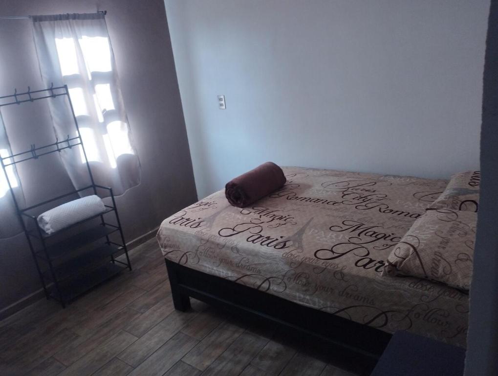 Una cama o camas en una habitación de Jacarandas