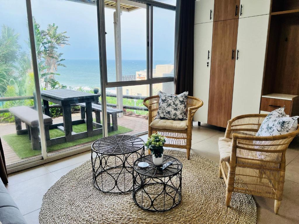 Una sala de estar con vista al mar. en Camarque - Umdloti's Ocean Escape, en Umdloti
