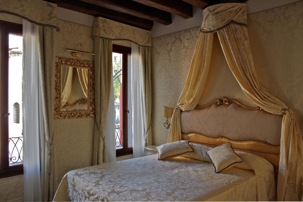 a bedroom with a bed with a canopy at B&B Patatina in Venice