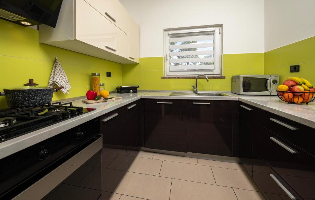 Kuchyňa alebo kuchynka v ubytovaní Cozy Apartment In Rabac With Wifi