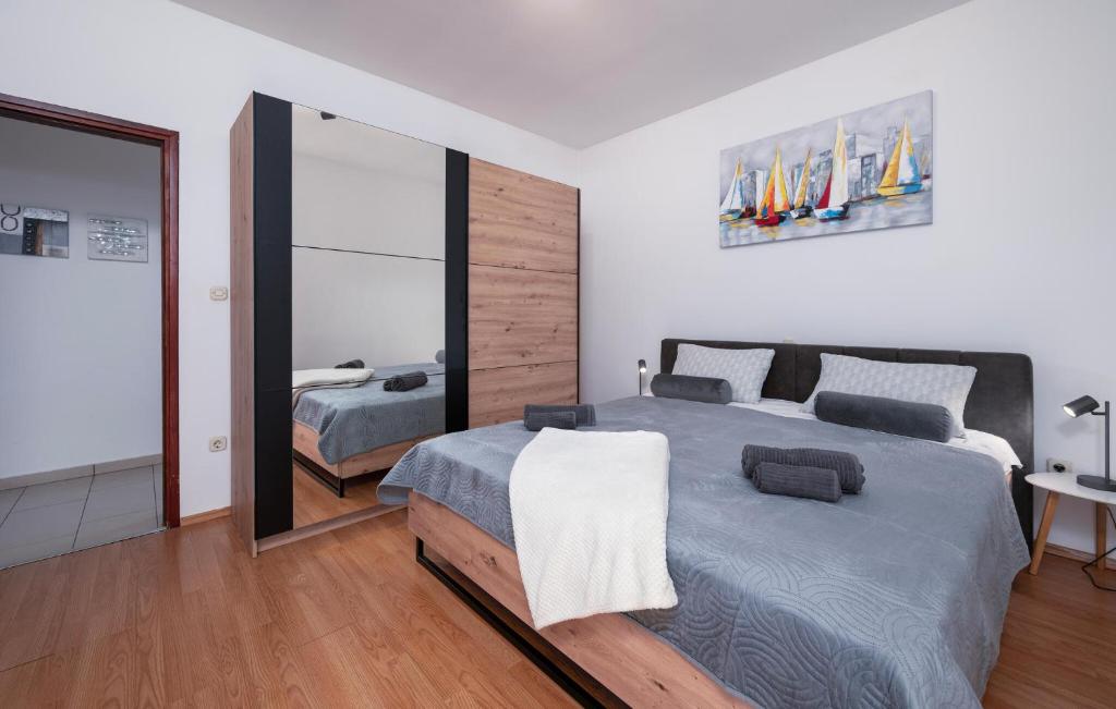Posteľ alebo postele v izbe v ubytovaní Cozy Apartment In Rabac With Wifi