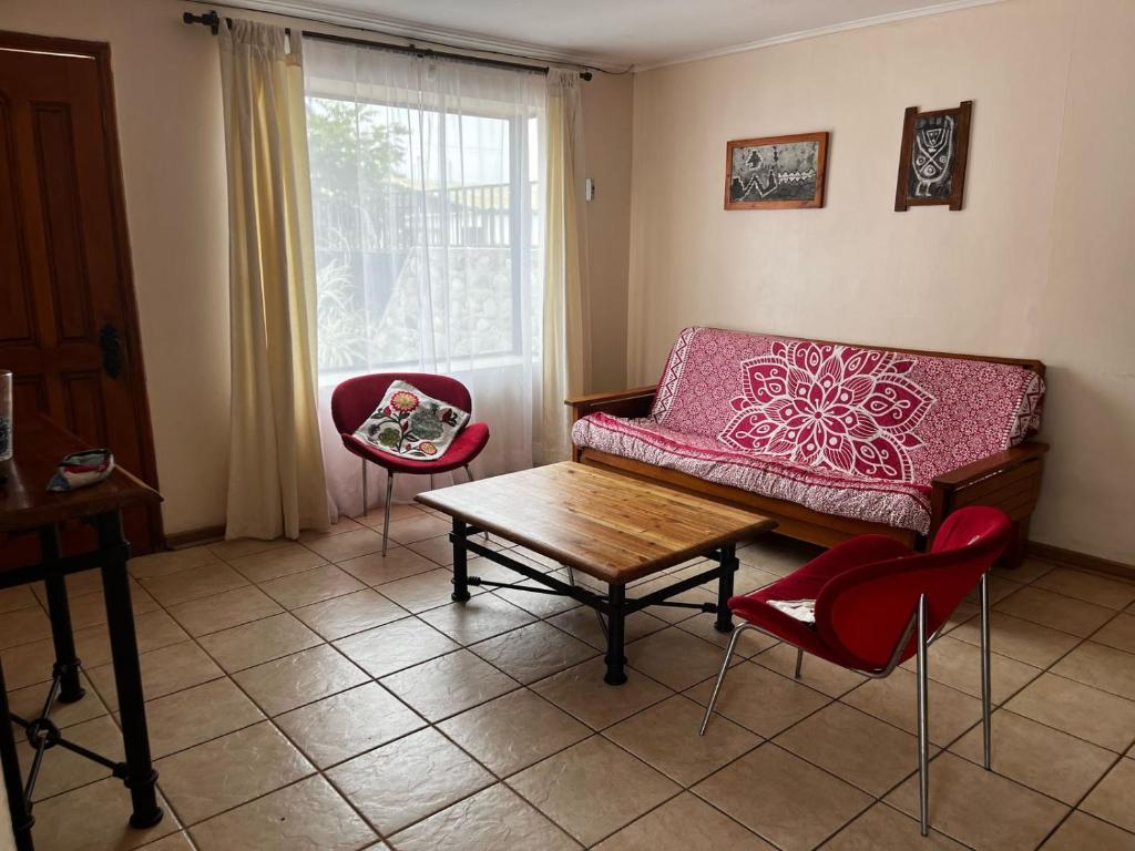 ラ・セレナにあるAlojamiento en La Serena con estacionamientoのソファとテーブルと椅子のあるリビングルーム