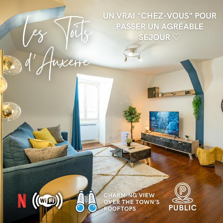 un salon avec un canapé bleu et une télévision dans l'établissement Les Toits d'Auxerre - Center - Rooftop View, à Auxerre