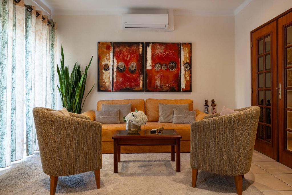 Posezení v ubytování Stupendo Sun & Beach 3BR FFoz AirConditionning Center