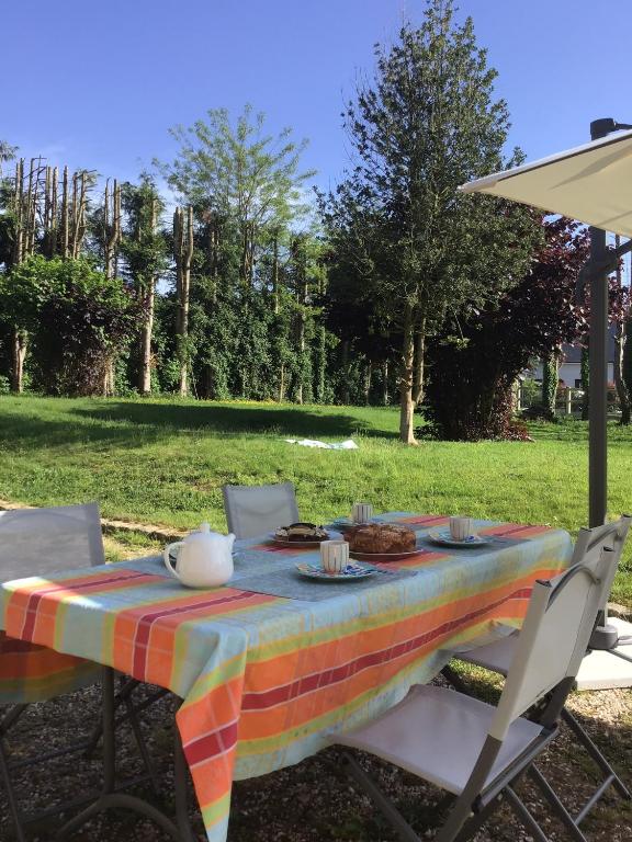 une table avec un tissu de table coloré dans l'établissement Cocagne, à Genneville