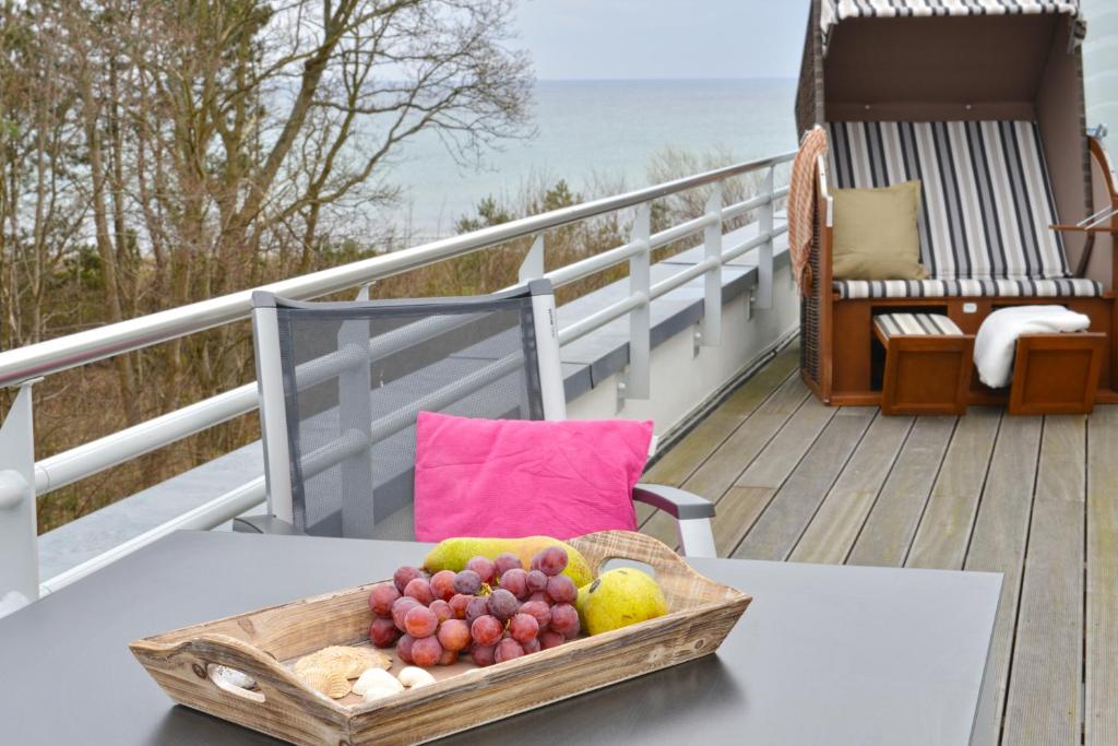 eine Schale mit Obst auf einem Tisch auf einem Balkon in der Unterkunft Ferienwohnung Strandkorb in Juliusruh