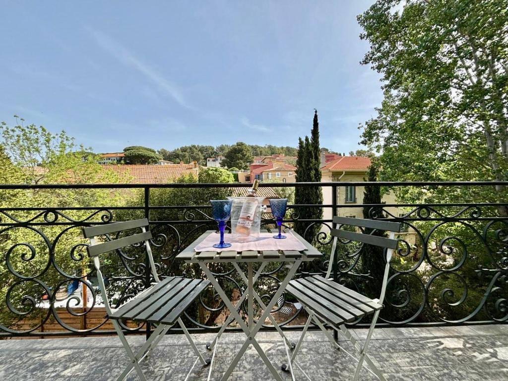 une table et deux chaises sur un balcon dans l'établissement Appartamento in Saint Tropez centro di 2 locali con aria condizionata Wi-Fi e disponibilità parcheggio, à Saint-Tropez