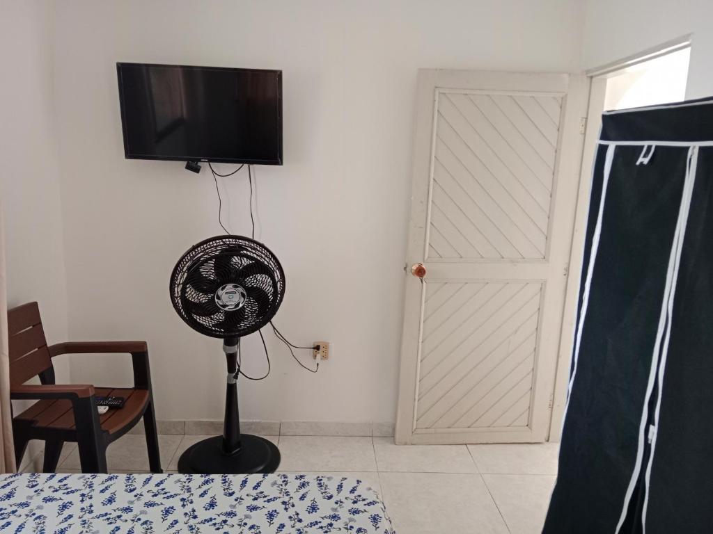 Μια τηλεόραση ή/και κέντρο ψυχαγωγίας στο Habitación con aire y piscina