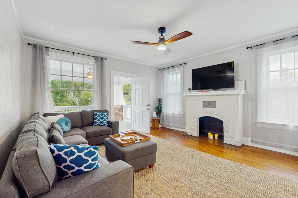 Et tv og/eller underholdning på Spacious duplex with private balcony, washer & dryer, and WiFI