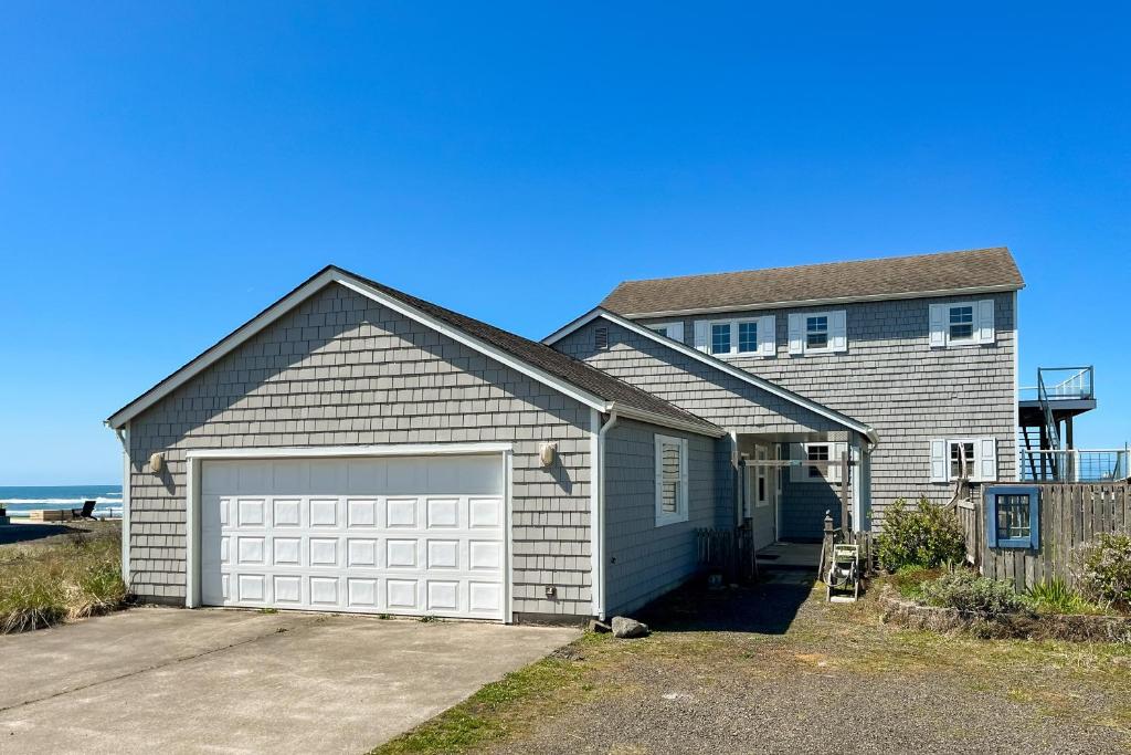 una grande casa con garage di fronte all'oceano di Westport Waves Beach House a Westport