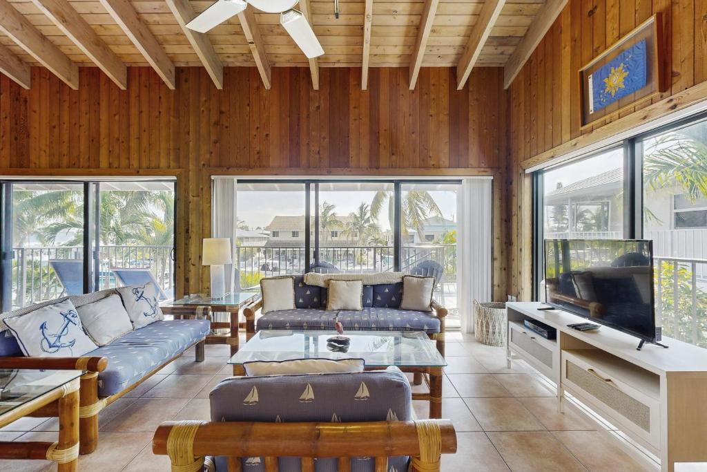 Key Colony BeachにあるGray Pelican Houseのソファとテレビのあるリビングルーム