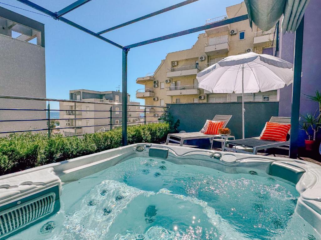 Bazén v ubytovaní AstraMaris Znjan - Deluxe beach suite with hot tub alebo v jeho blízkosti