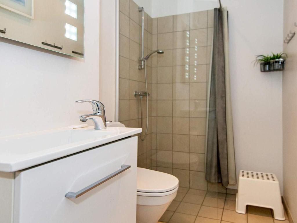 Ένα μπάνιο στο 4 person holiday home on a holiday park in Glesborg