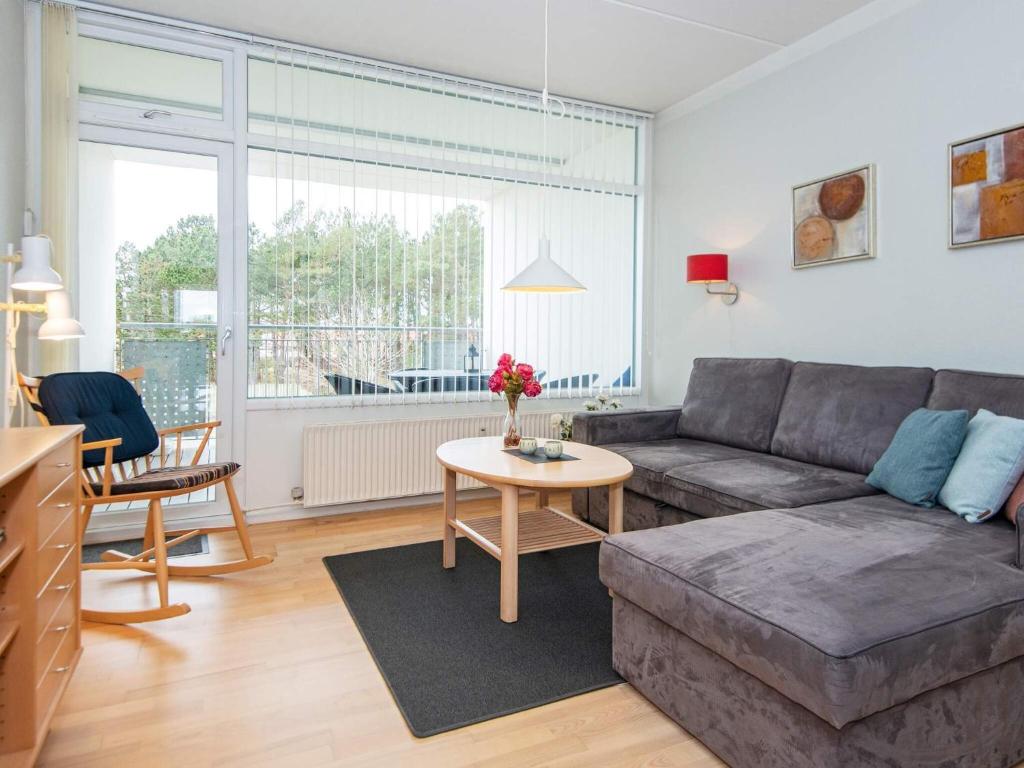 Χώρος καθιστικού στο 4 person holiday home on a holiday park in Glesborg