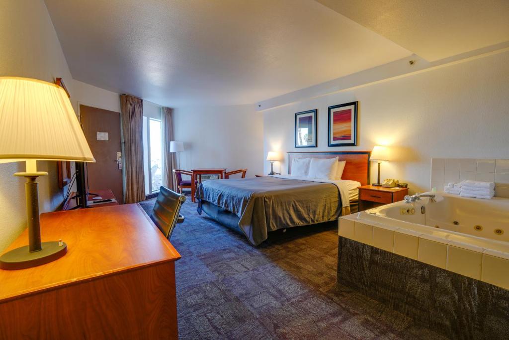 Postel nebo postele na pokoji v ubytování Lake Mead Inn