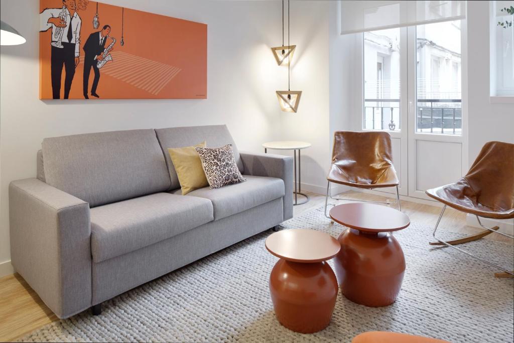 sala de estar con sofá y 2 mesas en Ambrosse by FeelFree Rentals, en San Sebastián