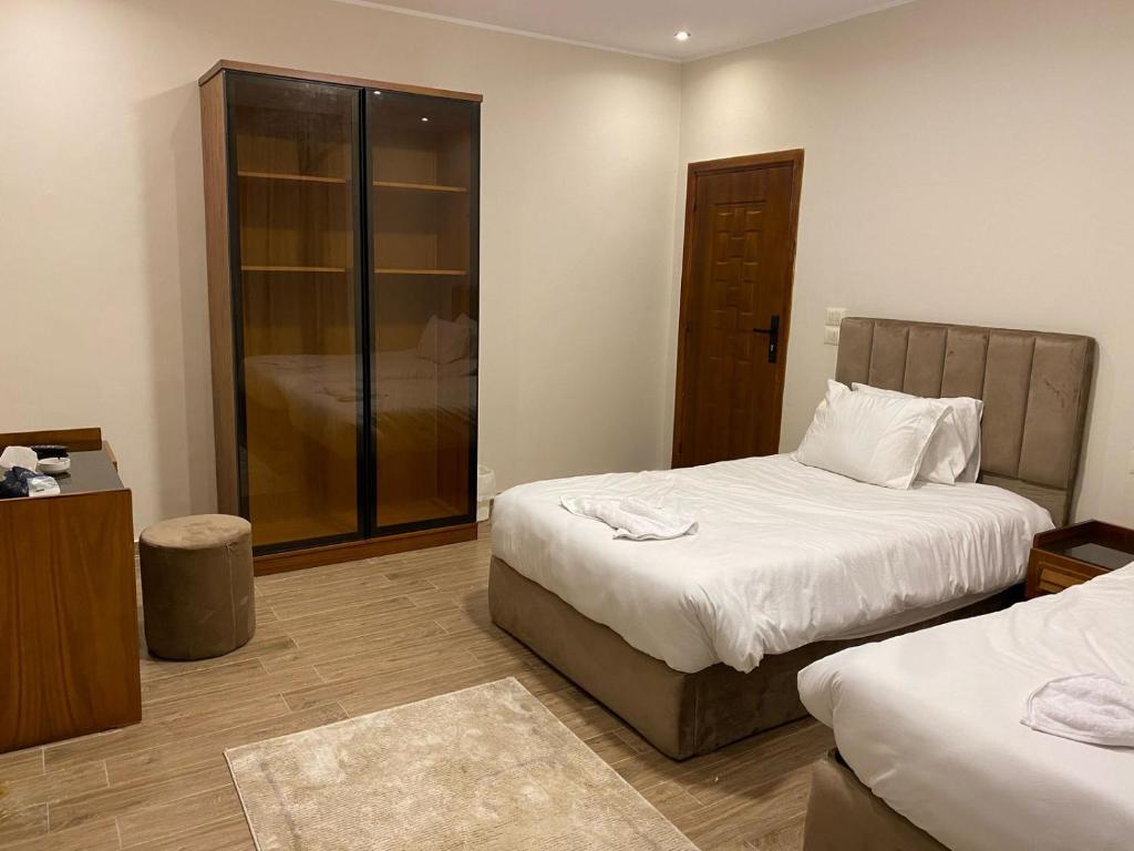 Postel nebo postele na pokoji v ubytování Florya pyramids Palace