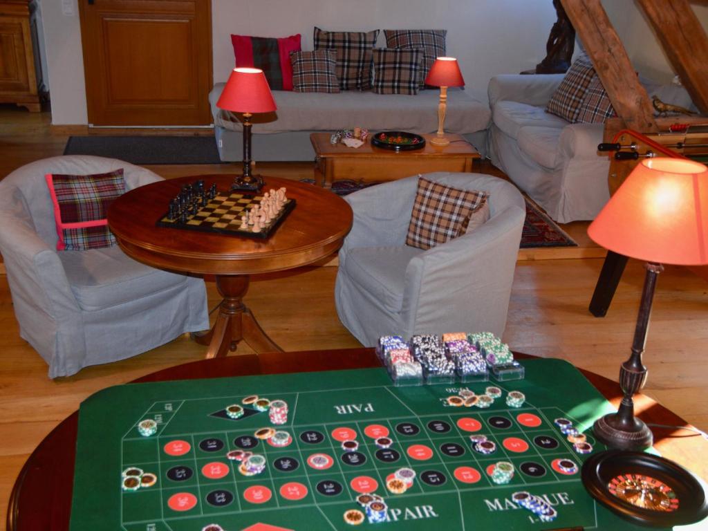 - un salon doté d'une table avec des chips de poker dans l'établissement Demeure historique écossaise dans le Cher avec jardin et salle de jeux - FR-1-586-52, à Aubigny-sur-Nère