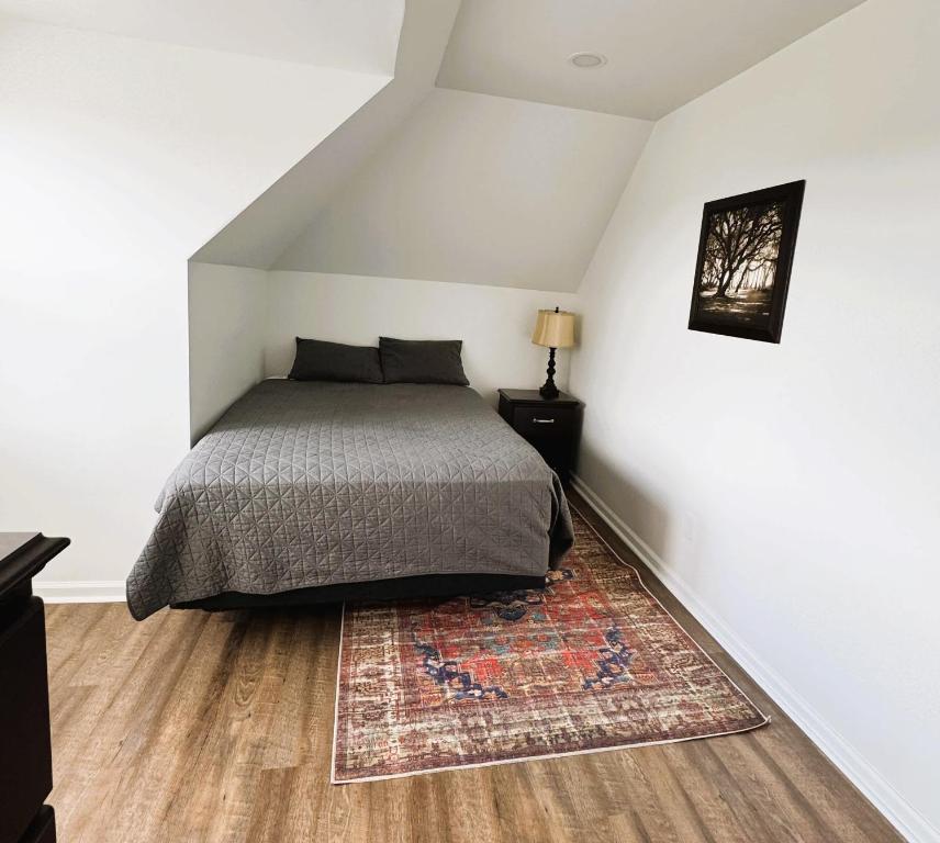 ピッツバーグにあるCozy 1BR Retreat - Private - Near Cityのベッドルーム1室(ベッド1台、ラグ付)