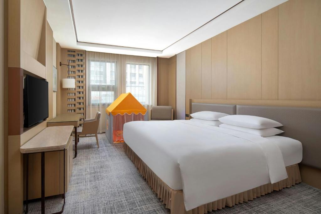 Postel nebo postele na pokoji v ubytování Courtyard by Marriott Shanghai International Tourism and Resorts Zone