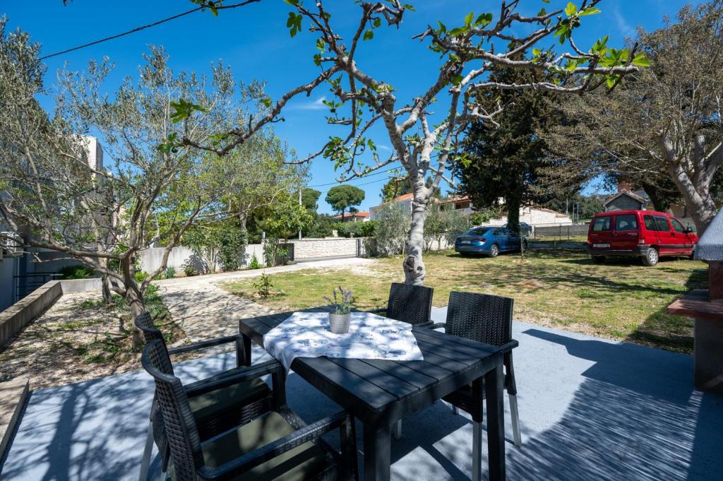 Fotografia z galérie ubytovania Family friendly house with a parking space Sukosan, Zadar - 6123 v Sukošane