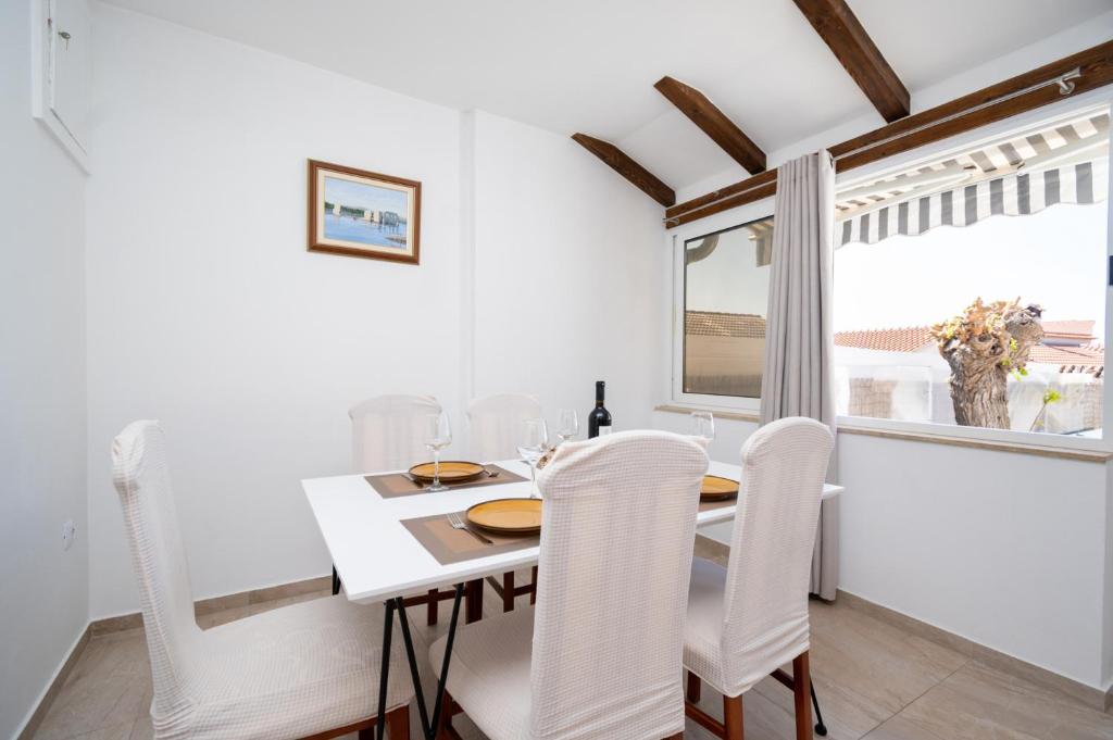 Fotografia z galérie ubytovania Family friendly house with a parking space Sukosan, Zadar - 6123 v Sukošane