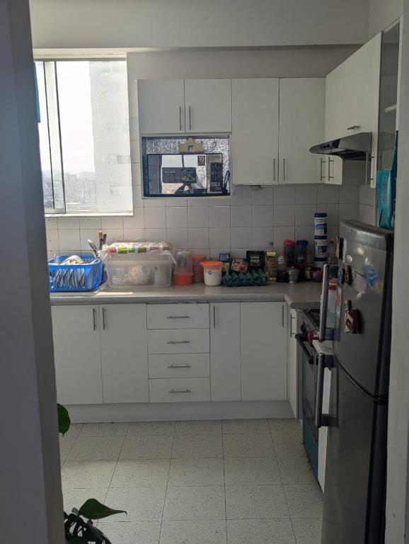 Kuchyň nebo kuchyňský kout v ubytování Amplia habitación en centro de Lima