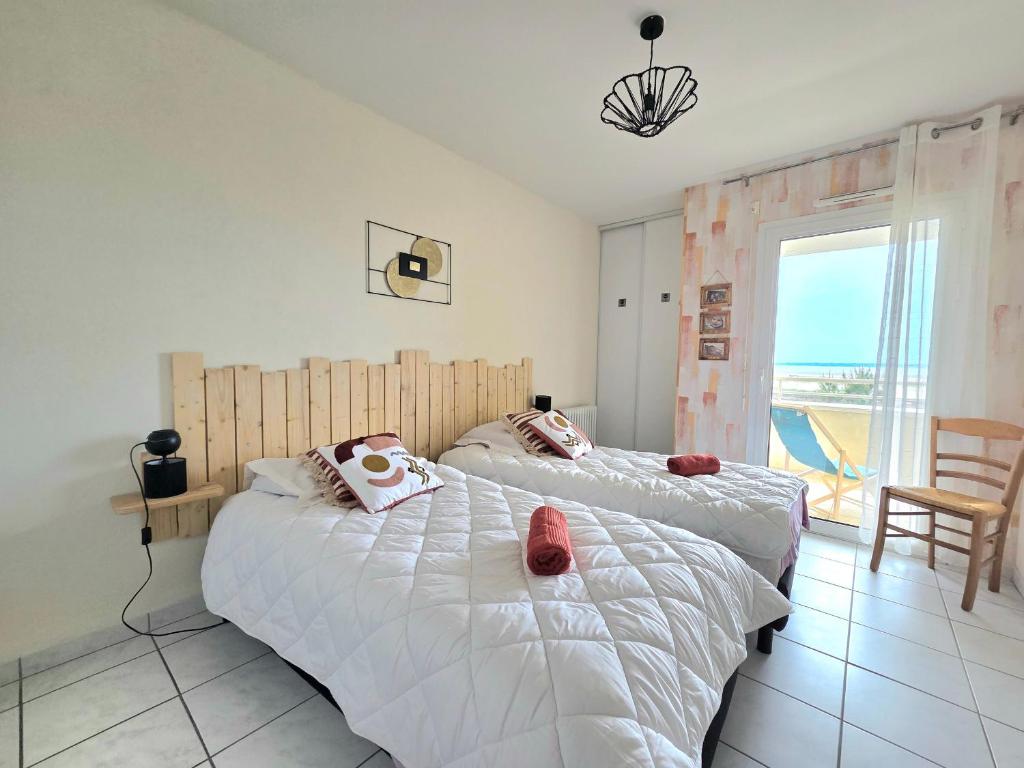 - 2 lits dans une chambre avec vue sur l'océan dans l'établissement Appartement 2 pièces face mer, balcon, 50m plage, proche centre et commerces - Saint-Brévin - FR-1-364-141, à Saint-Brévin-les-Pins