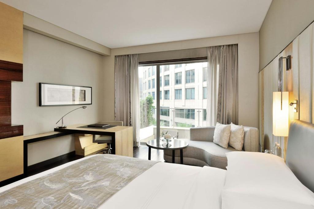 Postel nebo postele na pokoji v ubytování JW Marriott Hotel New Delhi Aerocity