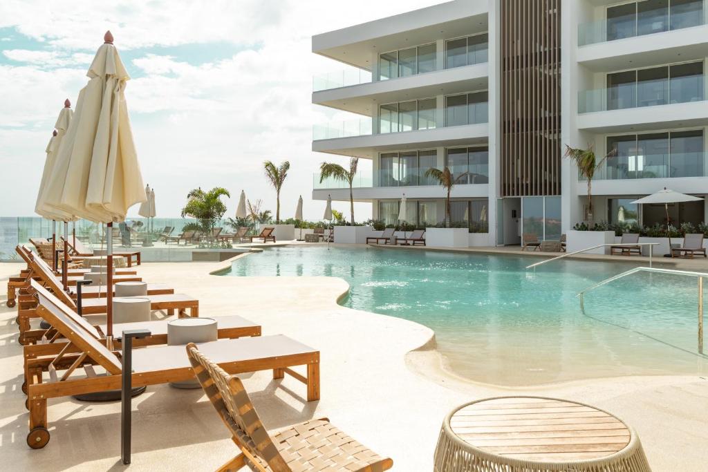 Swimmingpoolen hos eller tæt på Luxe Penthouse met zeezicht en directe toegang tot zwembad en strand op Mambo Beach