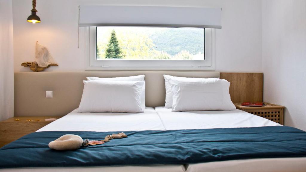 Postel nebo postele na pokoji v ubytování Aristotelia Gi Ikies - Olympiada Poolside Retreats