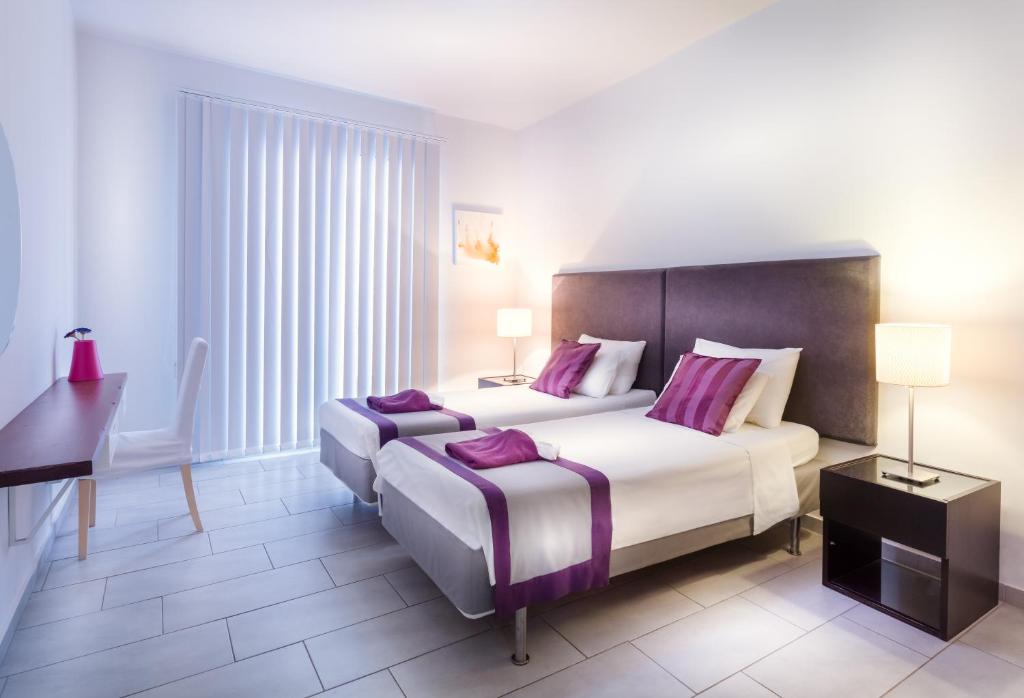 Postel nebo postele na pokoji v ubytování Napian Suites