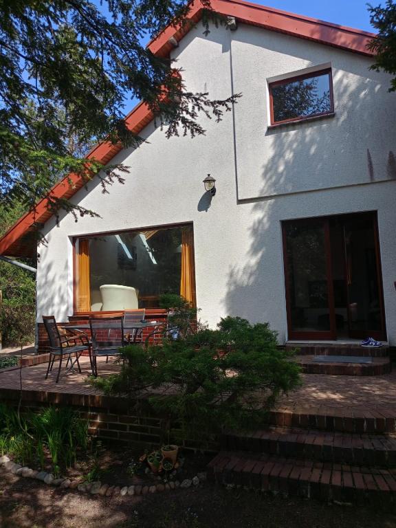 a house with a patio with a table and chairs at Dom Wakacyjny Wojnówko in Wojnówko