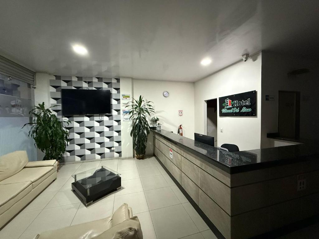 TV a/nebo společenská místnost v ubytování HOTEL VILLAREAL VILLAVICENCiO