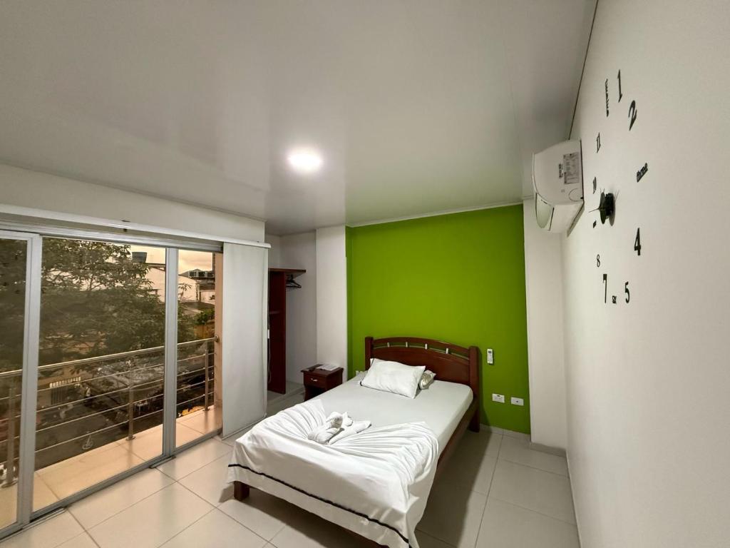 Postel nebo postele na pokoji v ubytování HOTEL VILLAREAL VILLAVICENCiO
