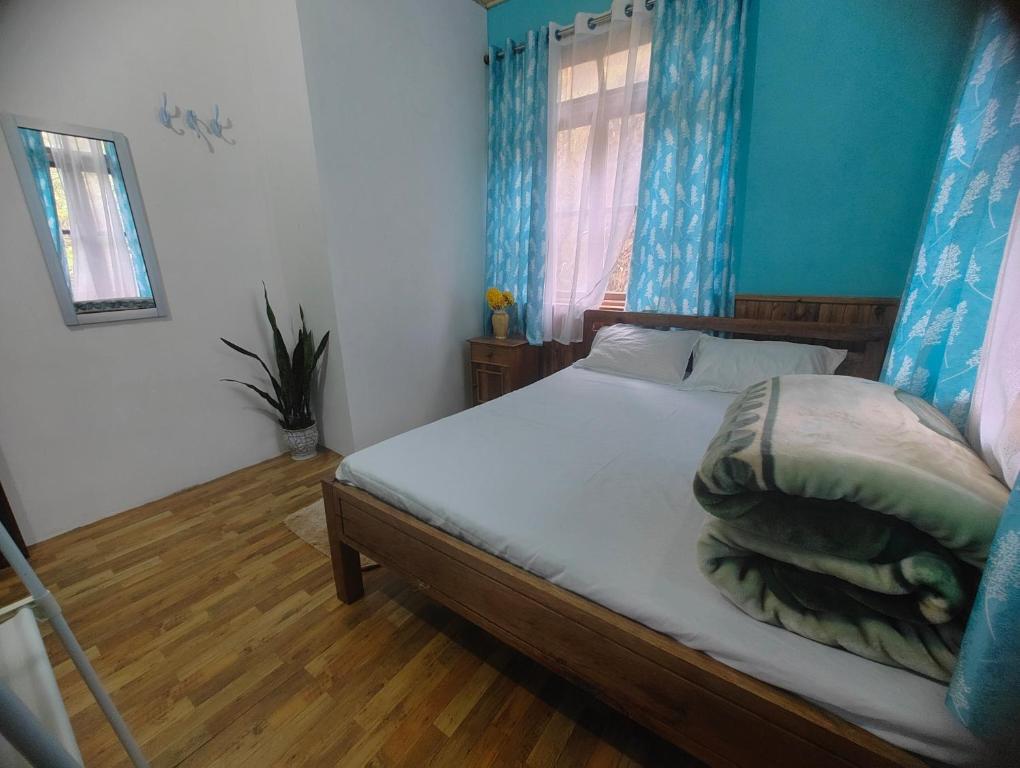 Postel nebo postele na pokoji v ubytování The Cozy Nest Jungle Farm Stay