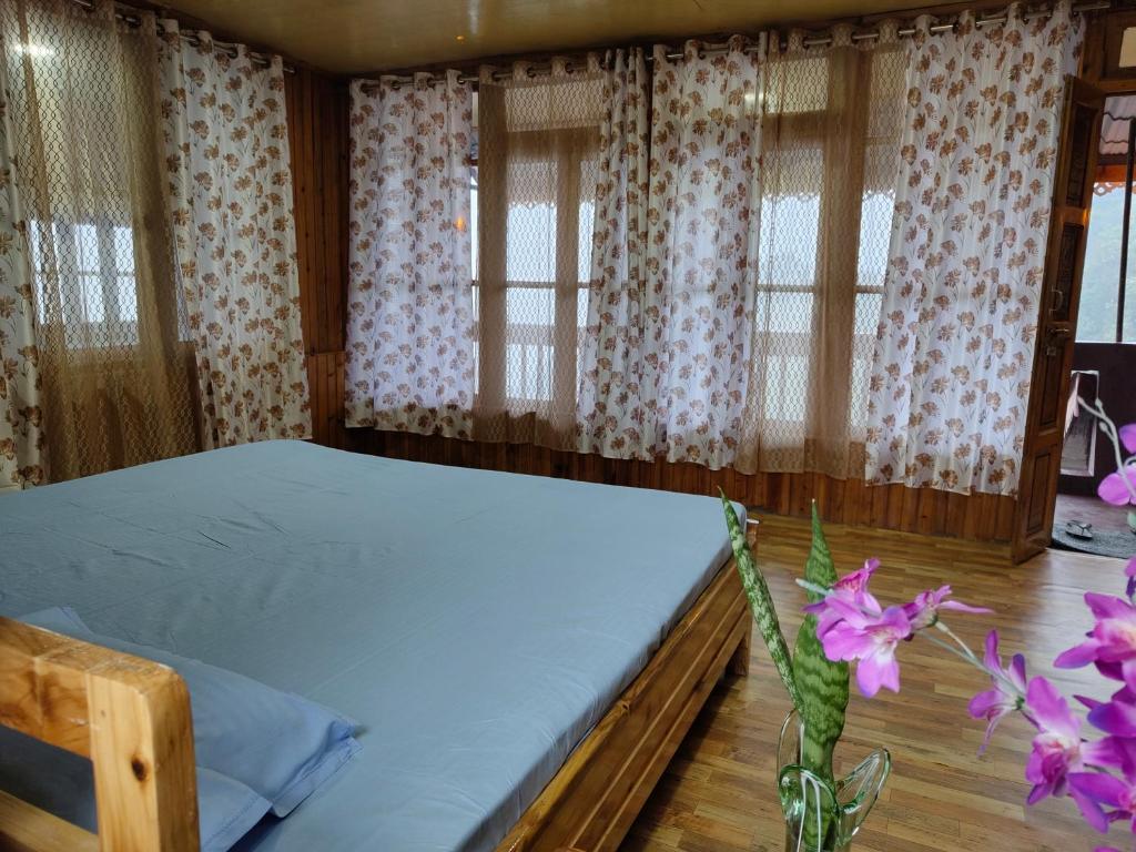 Postel nebo postele na pokoji v ubytování The Cozy Nest Jungle Farm Stay