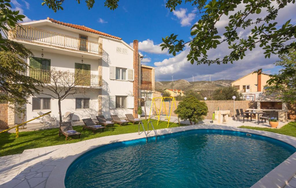 Bazén v ubytovaní 3 Bedroom Lovely Apartment In Sibenik alebo v jeho blízkosti