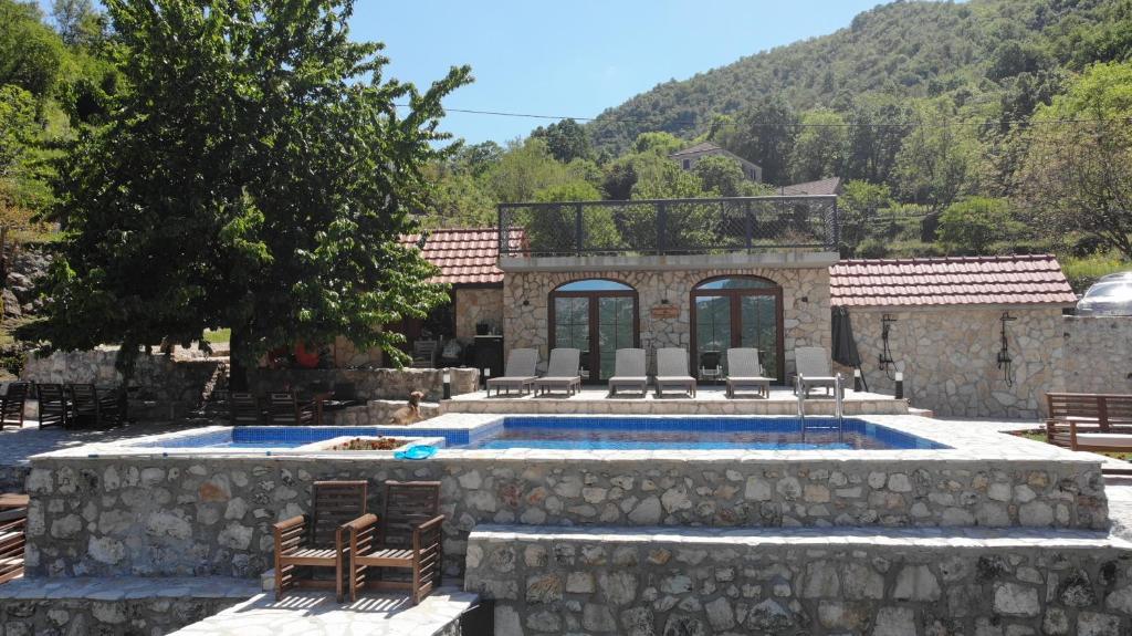 Nespecifikovaný výhled na hory nebo výhled na hory při pohledu z luxury tent