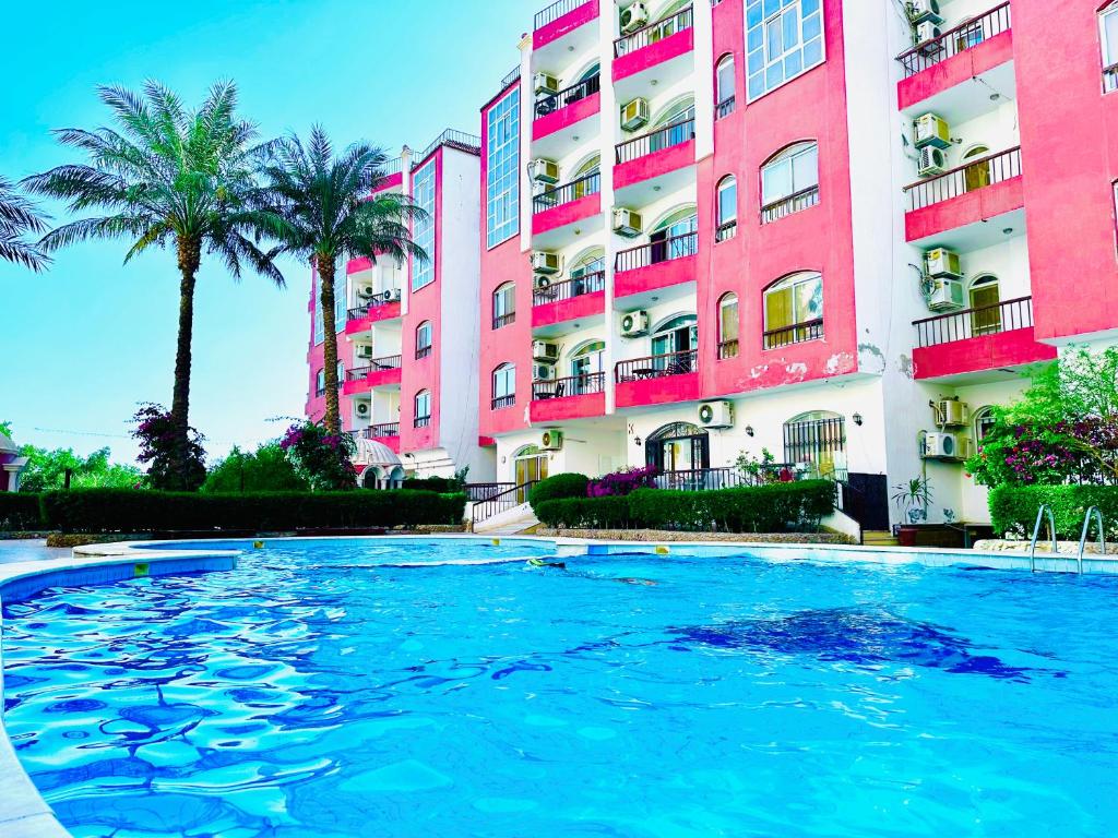 Bazén v ubytování Desert Pearl Apartment nebo v jeho okolí