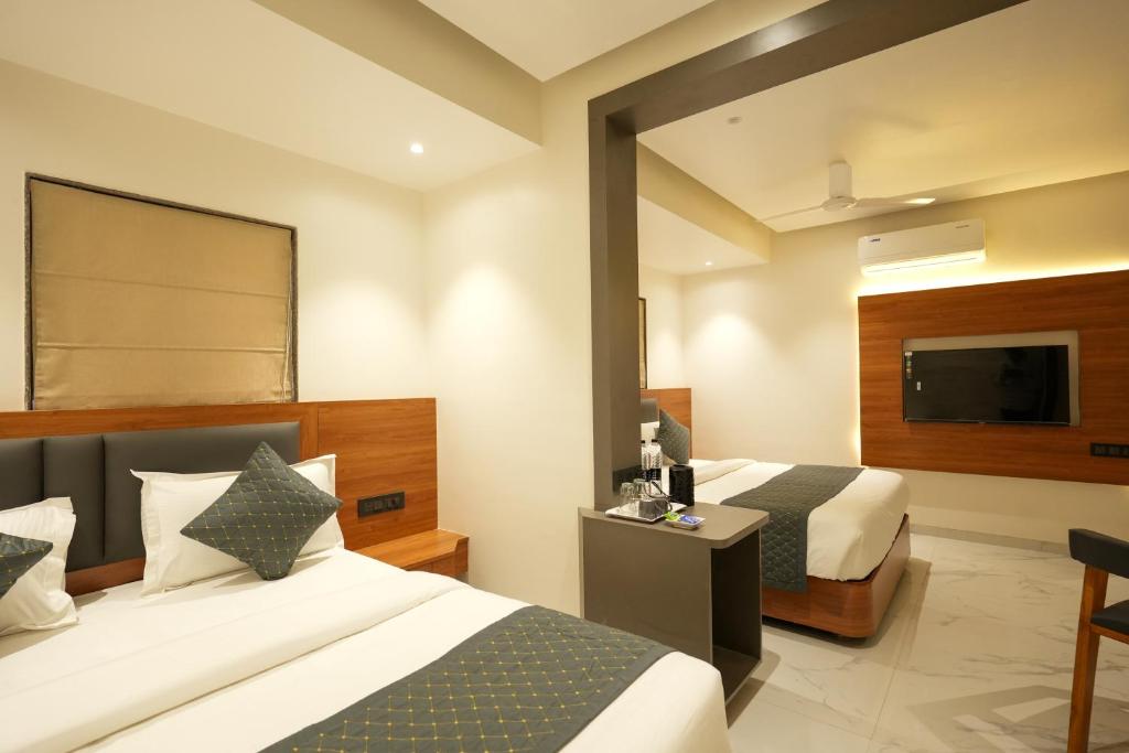 Postel nebo postele na pokoji v ubytování Hotel Sai Kamal