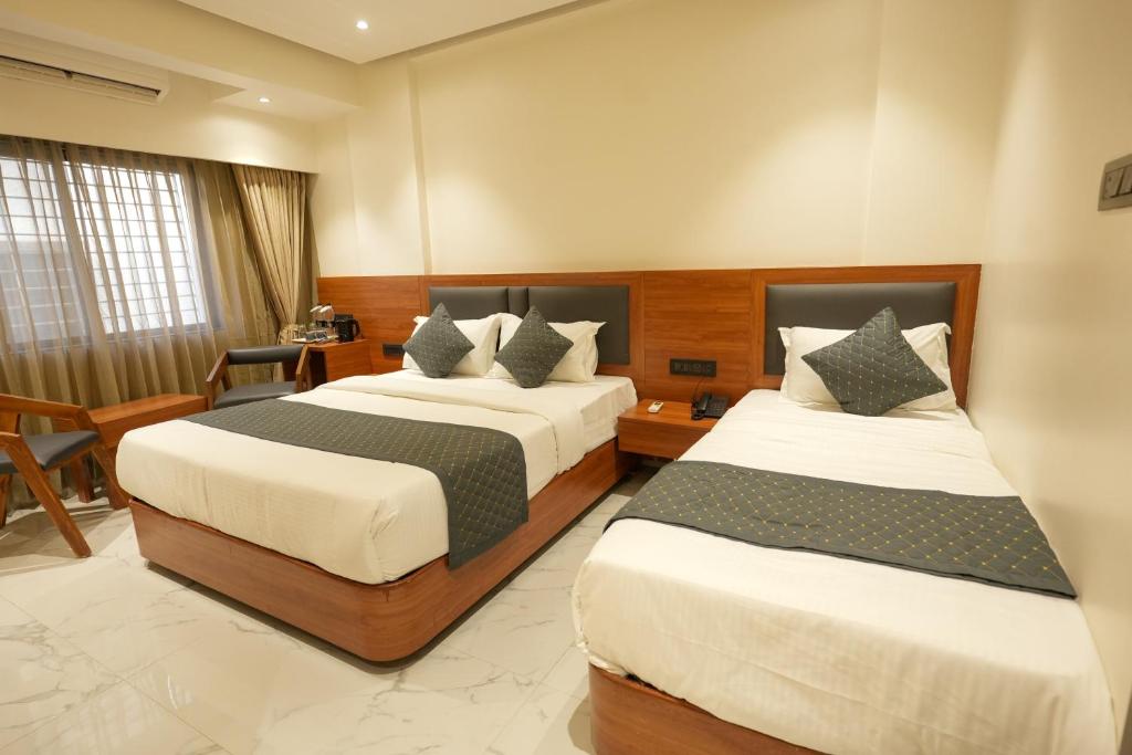Postel nebo postele na pokoji v ubytování Hotel Sai Kamal