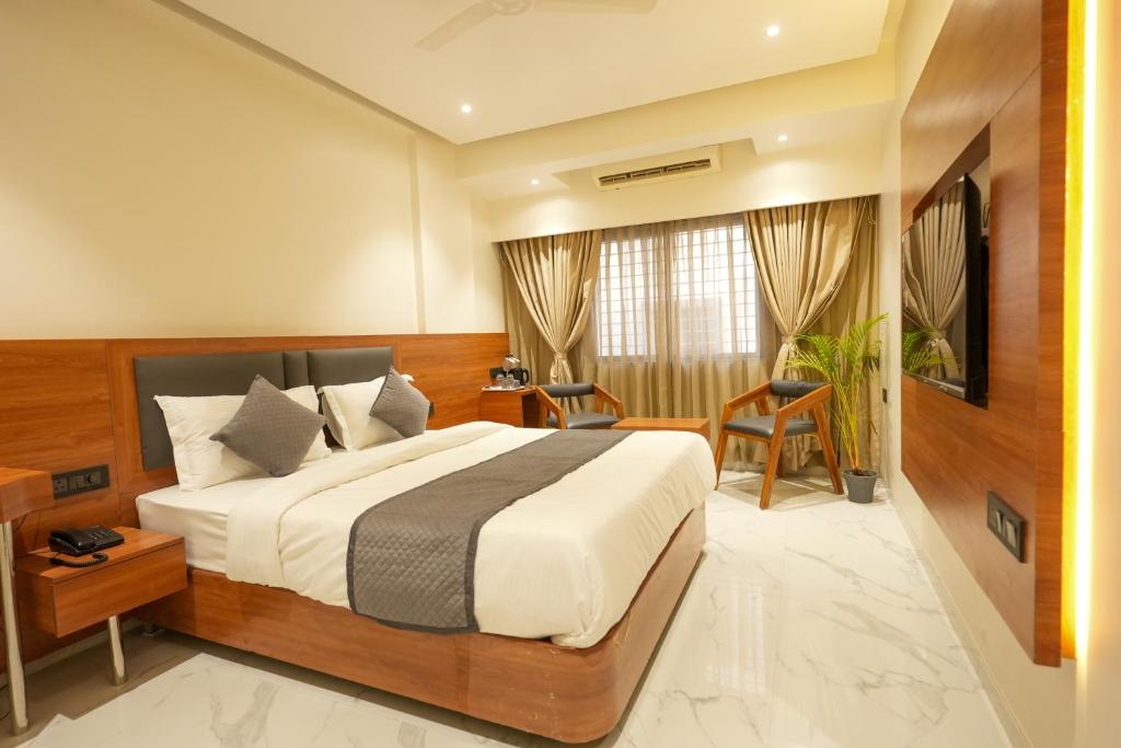 Postel nebo postele na pokoji v ubytování Hotel Sai Kamal