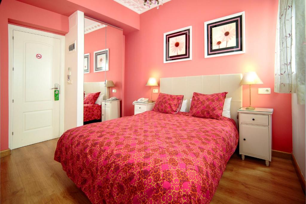 A bed or beds in a room at Hostal Adria Santa Ana