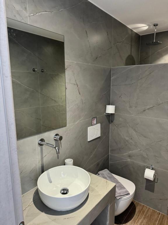 Koupelna v ubytování Madaky Hotel