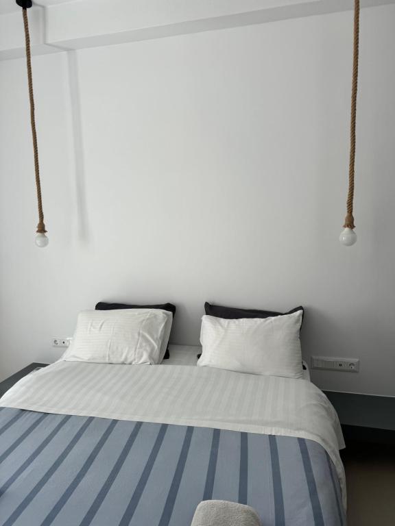 Postel nebo postele na pokoji v ubytování Madaky Hotel