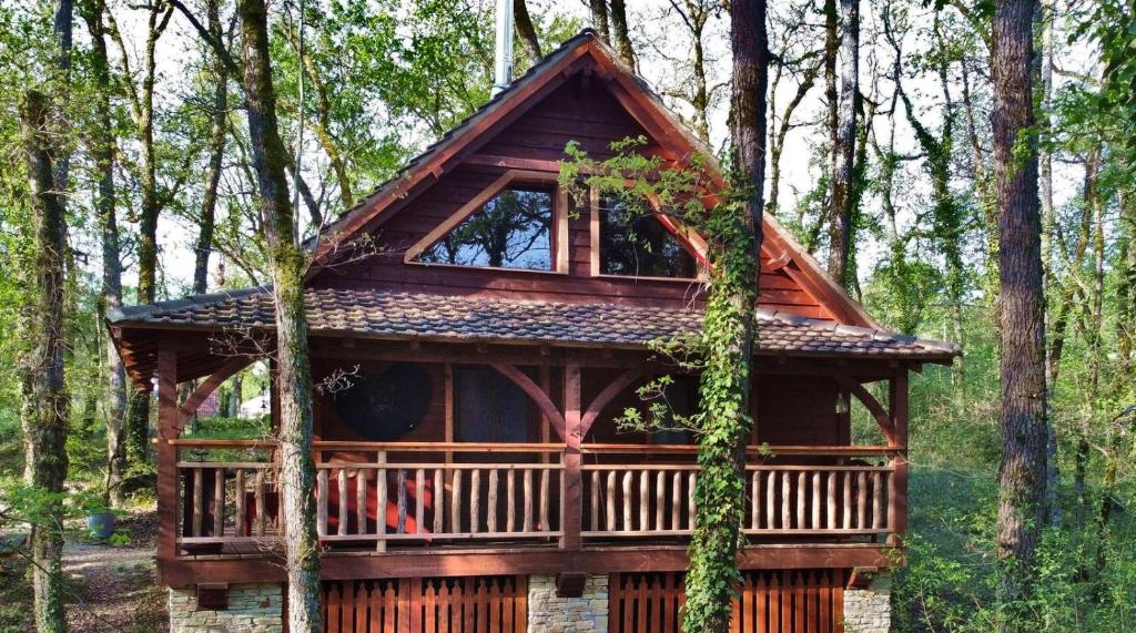 une cabane dans les arbres au milieu d'une forêt dans l'établissement Le nid de l'écureuil, à Lavercantière